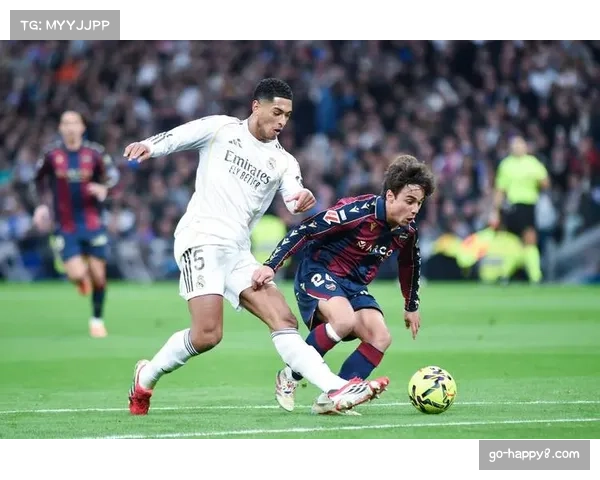 马德里举办社区五足球赛，西甲传奇劳尔现身指导小球员防守技巧