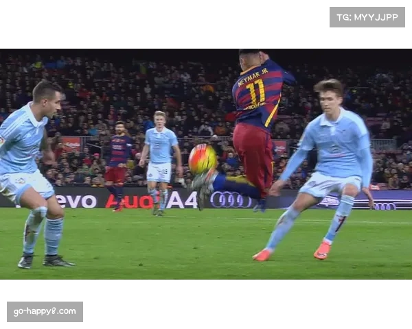 看台小球迷为洛里昂球员的彩虹过人流下热泪